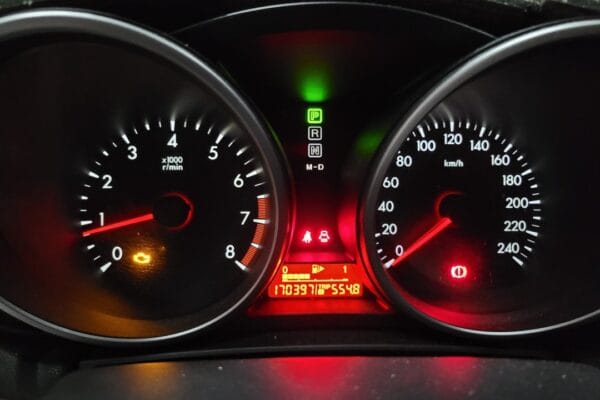 10′ 灰 Mazda 3 引擎燈亮