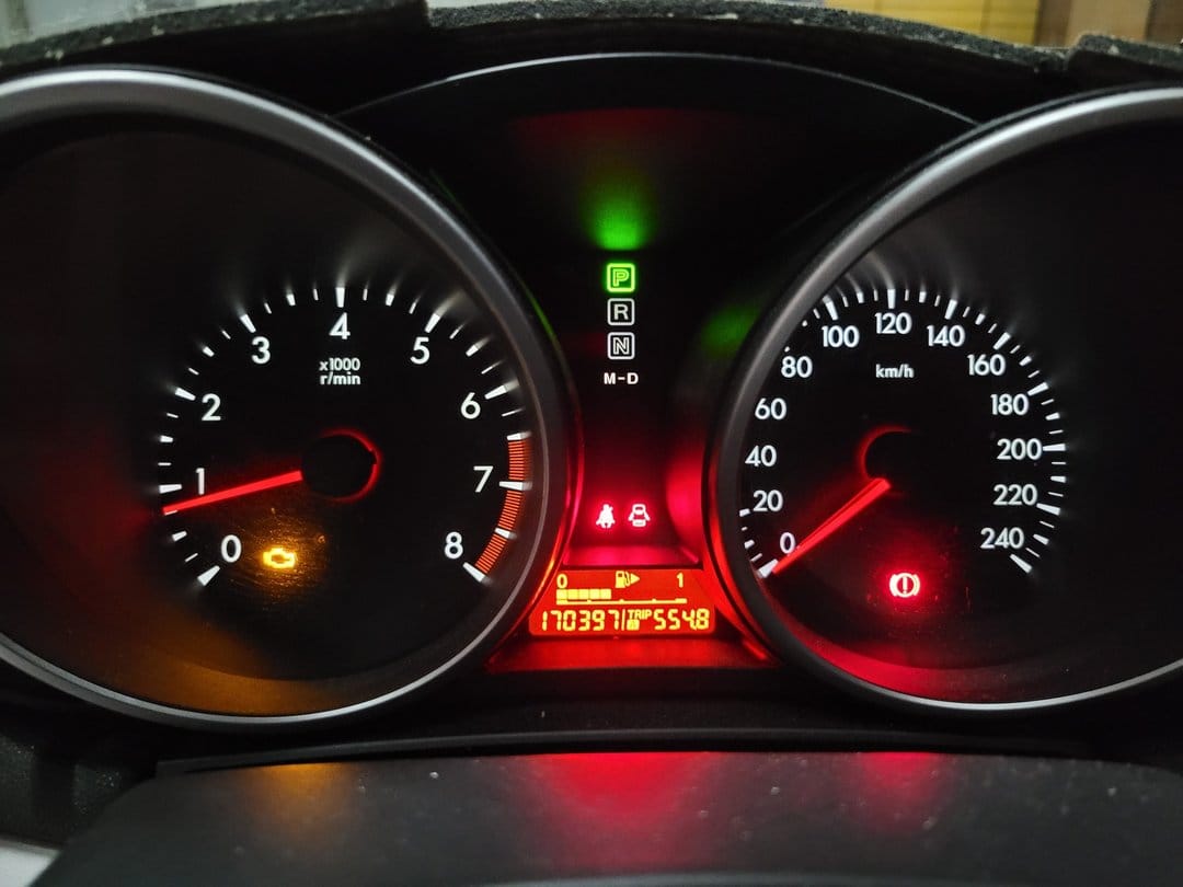 10' 灰 Mazda 3 引擎燈亮