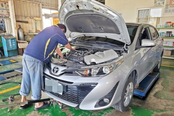 19′ 銀 Toyota Yaris 更換皮帶張力器