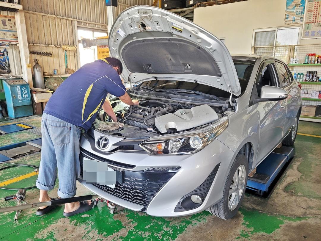 19' 銀 Toyota Yaris 更換皮帶張力器
