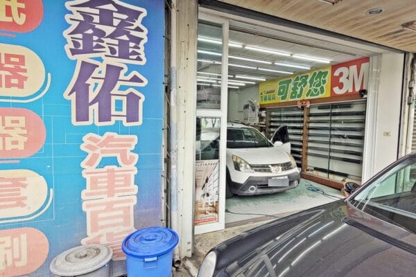 12′ 白 Nissan Livina 重貼隔熱紙