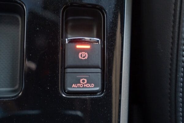 最近我有發一篇電子手煞車跟Auto Hold的文章