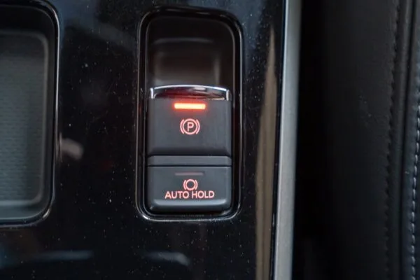 最近我有發一篇電子手煞車跟Auto Hold的文章