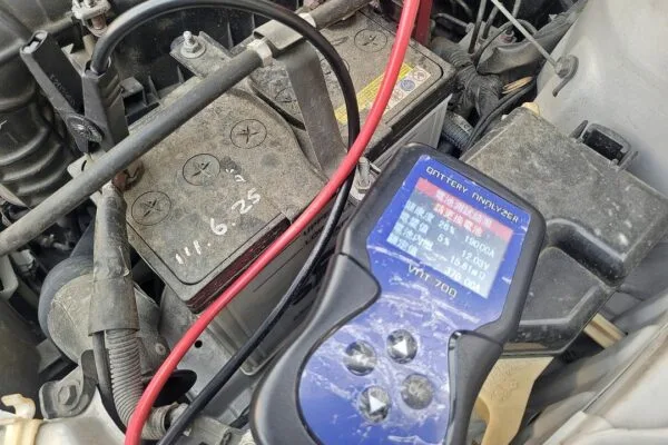 初代Vios，發電機壞掉還可以開半天…