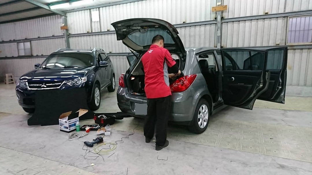 感謝 富祥汽車影音科技的老闆親臨現場安裝
