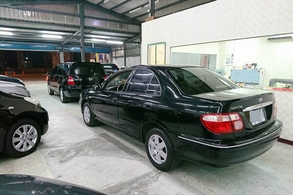 兩台待交車，好巧哦，都是Nissan！