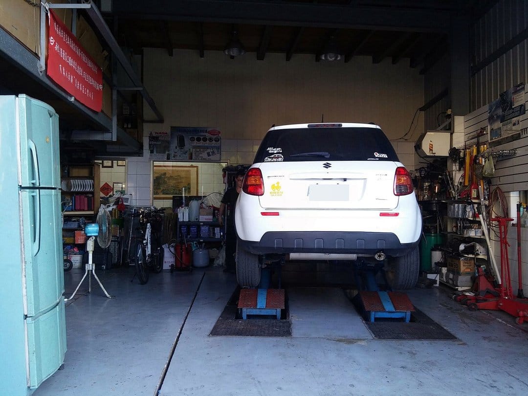 捕獲白色Suzuki SX4 在保養！