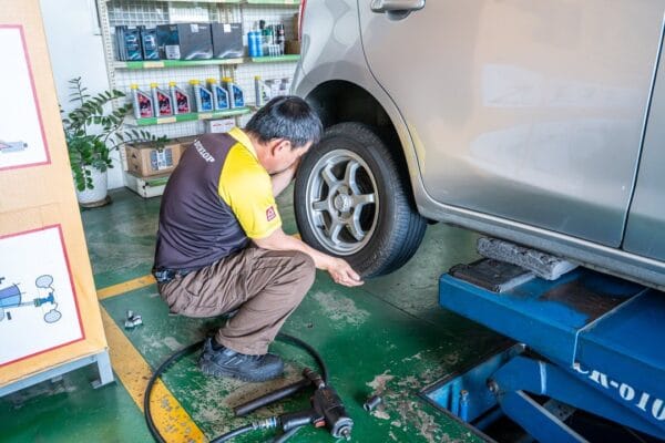 Nissan March 更換右後軸承！