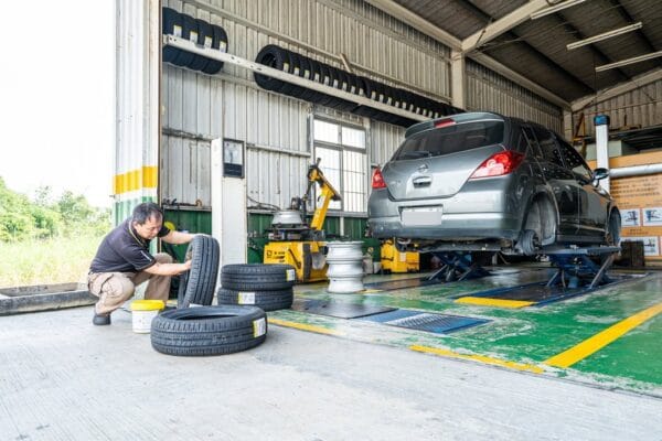 Nissan Tiida 更換輪胎！