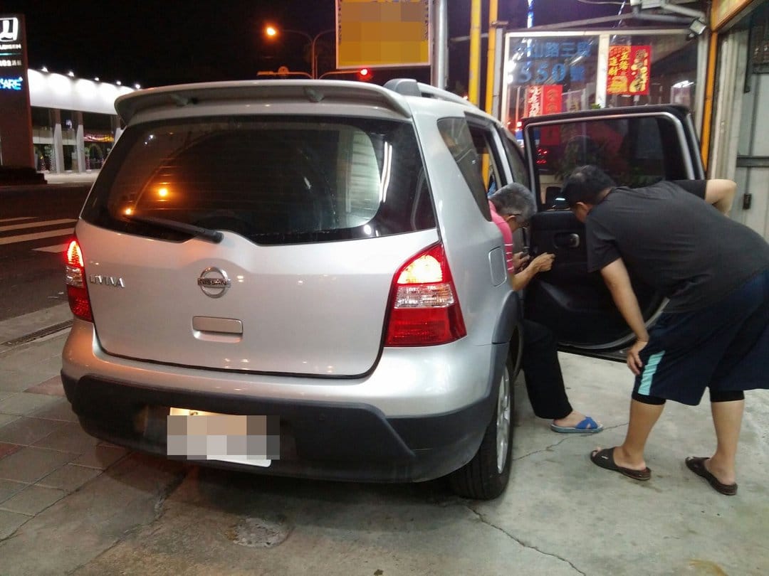 Nissan Livina 內門飾板破裂