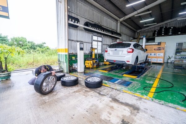 Subaru Impreza 更換四條輪胎