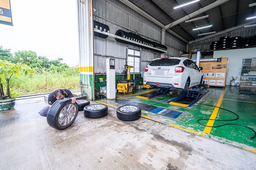 Subaru Impreza 更換四條輪胎