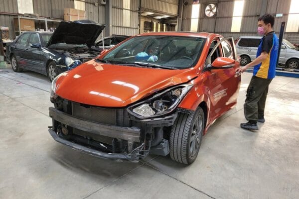 Hyundai Elantra 協助鈑噴維修