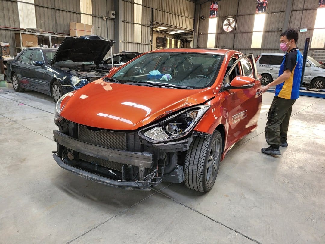 Hyundai Elantra 協助鈑噴維修