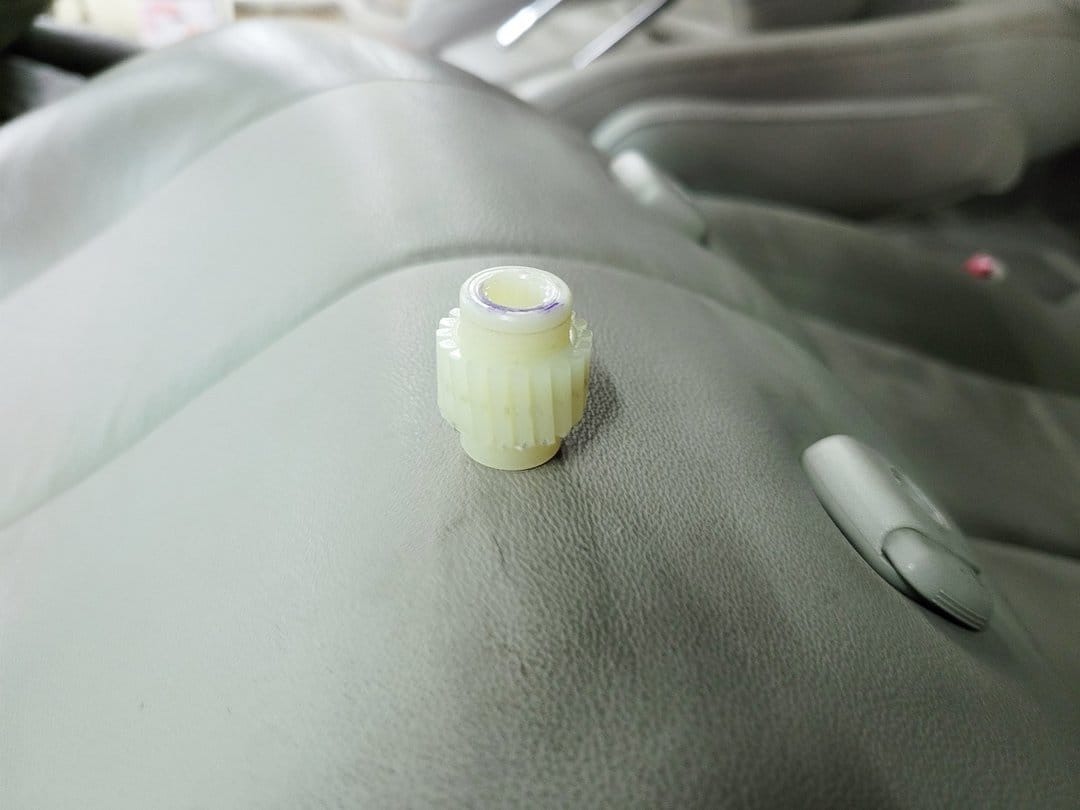 Toyota Previa 電動椅調整異音