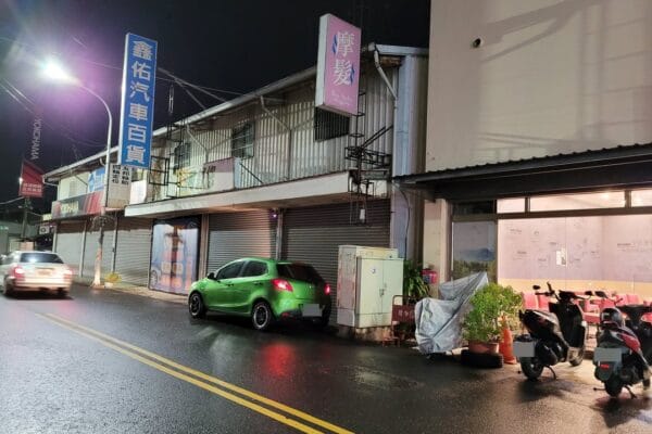 85℃旁邊捕獲Mazda 2