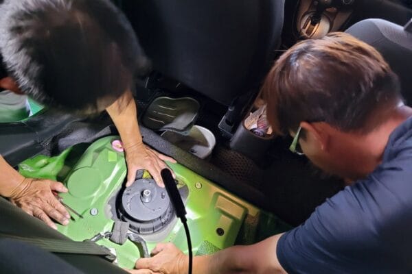 Mazda 2更換汽油泵浦&變速箱油底殼拆洗