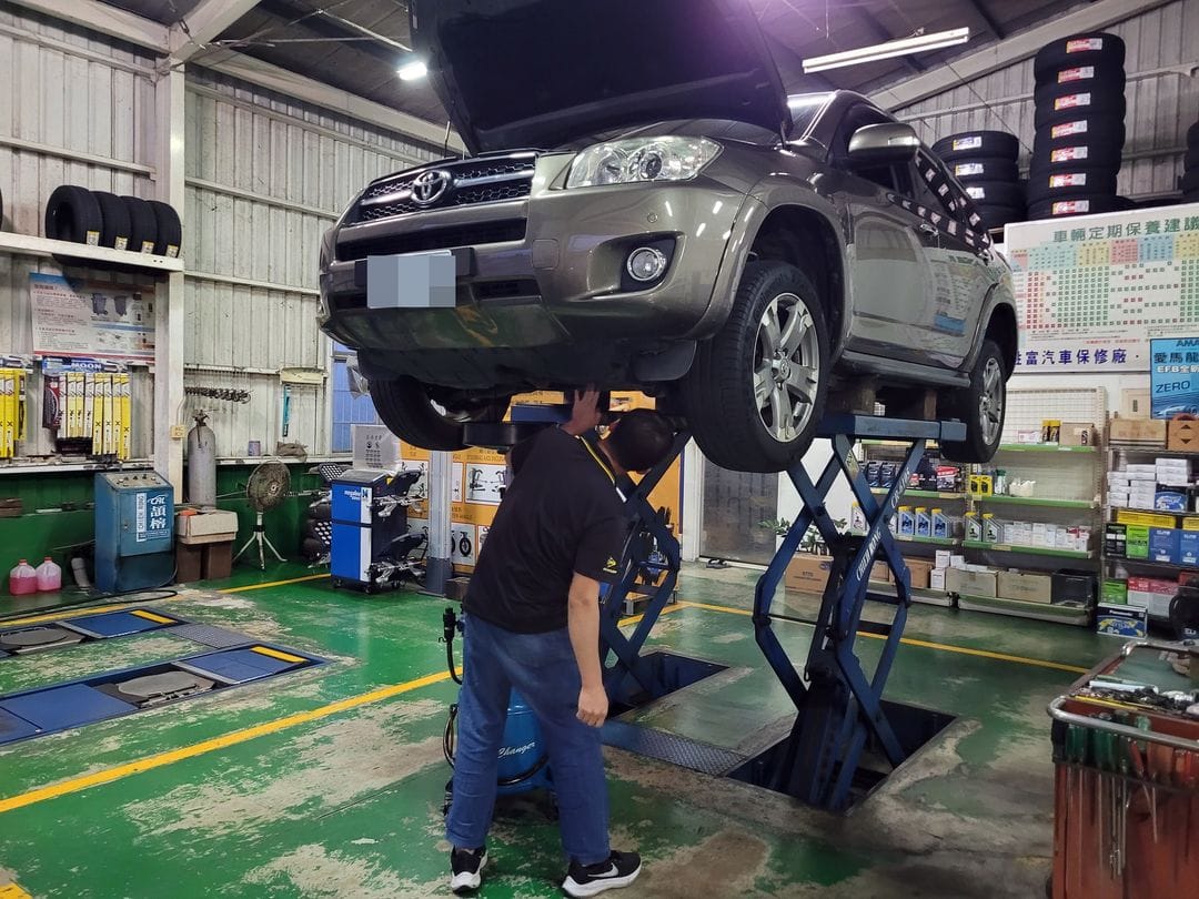棕色RAV4 保養 & 安裝行車紀錄器