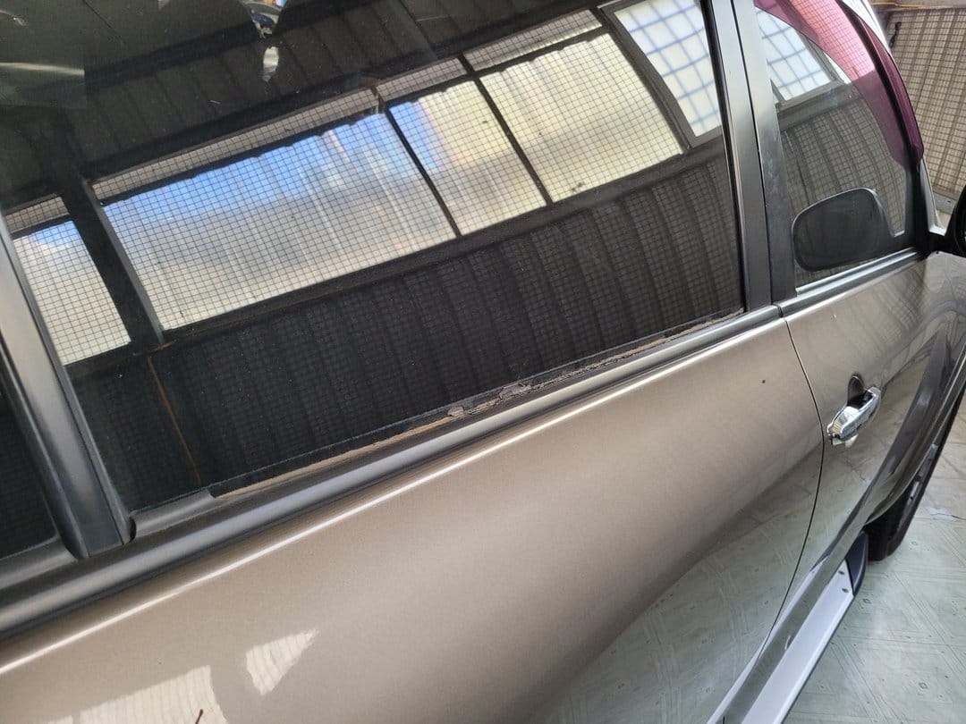 棕色RAV4 更換右後門外水切