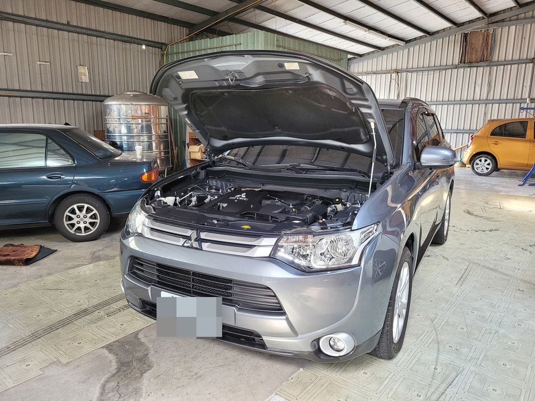 灰色袋鼠囧凹來看車～