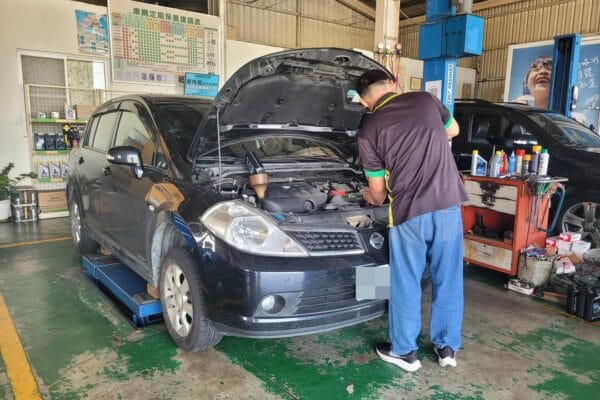 巧遇黑色Tiida做定保