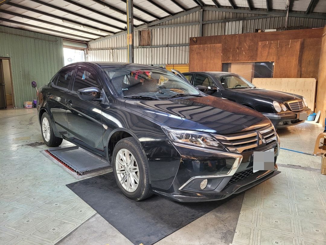 17' Mitsubishi Grand Lancer 黑色