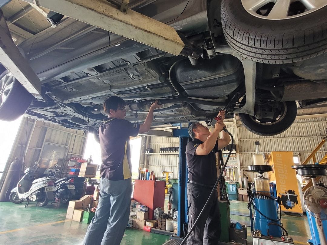 11' Altis 檢視排氣管異音 & 更換後照鏡燈條