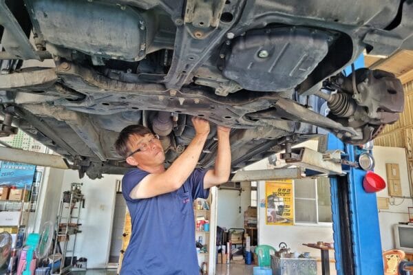 11′ Altis 更換後避震 & 倒車雷達