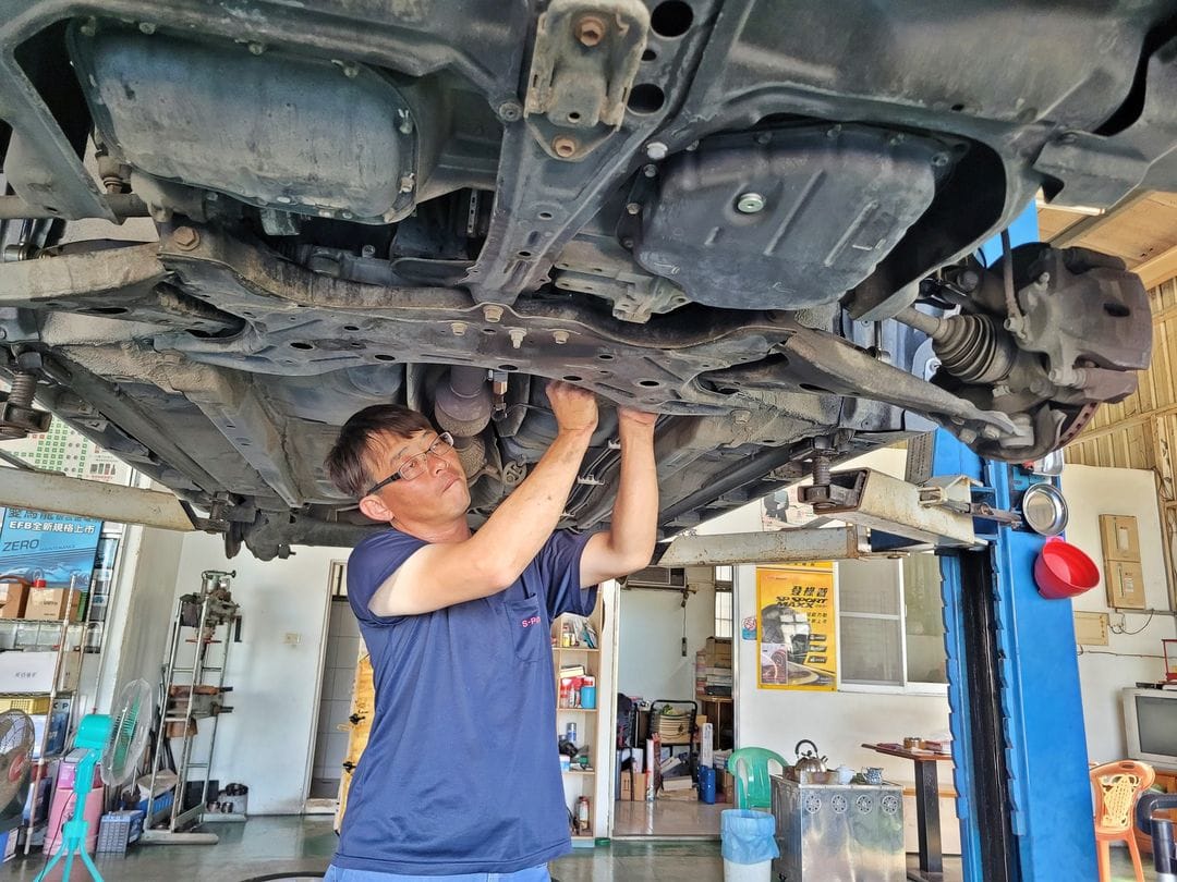 11' Altis 更換後避震 & 倒車雷達