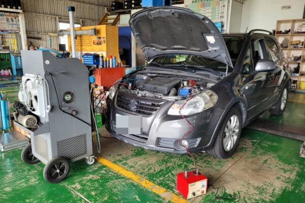 灰色Suzuki SX4 冷氣管路清洗