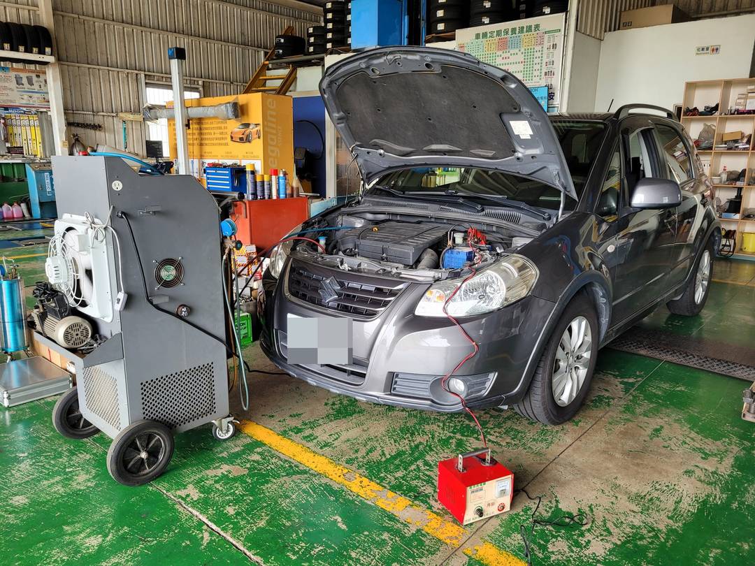 灰色Suzuki SX4 冷氣管路清洗
