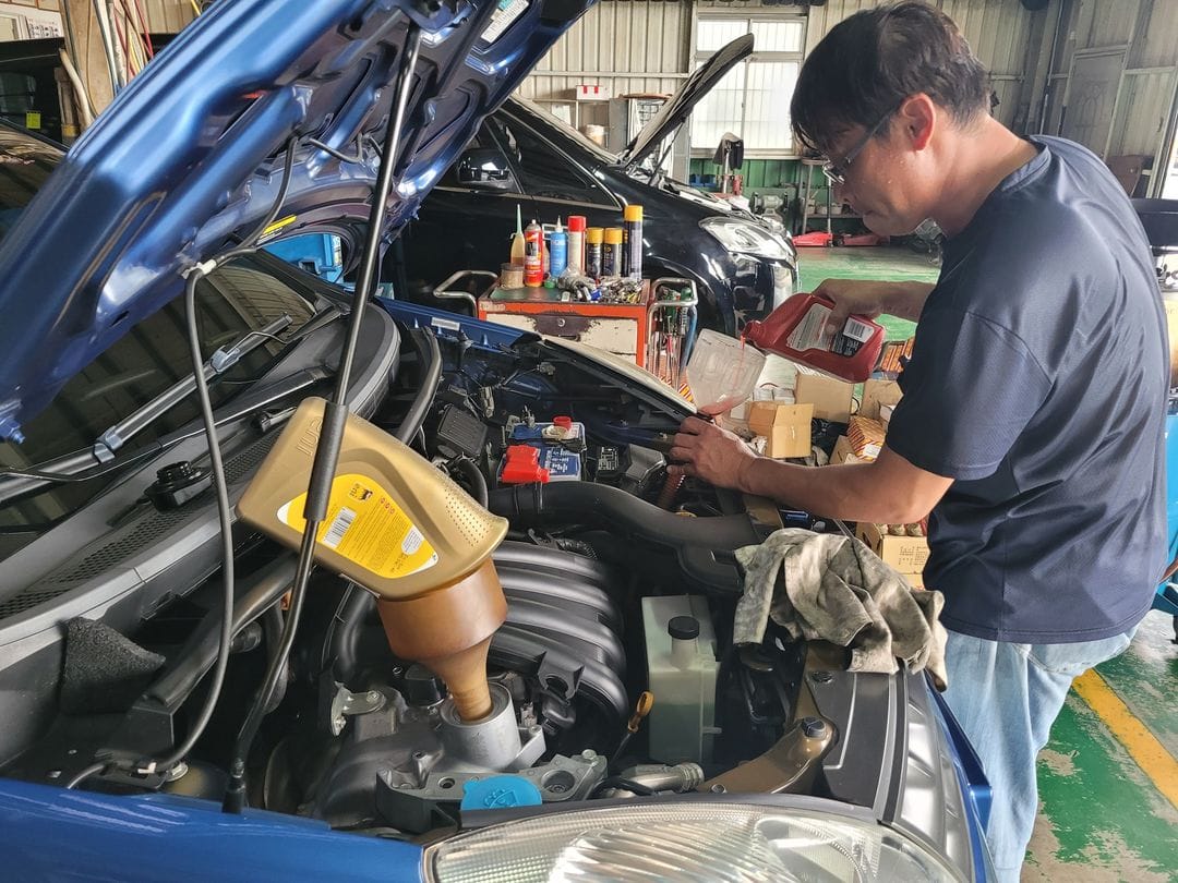 13' 藍 Nissan Livina 交車前保養