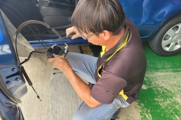 13′ Livina 更換六角鎖&點火開關