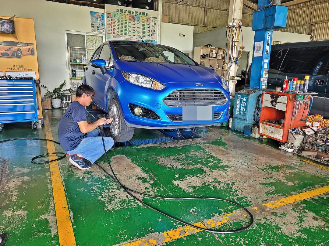 18' 藍 Fiesta 更換輪胎