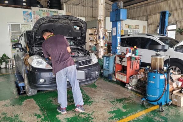 捕獲 11′ 黑 Tiida到鉎富做定保