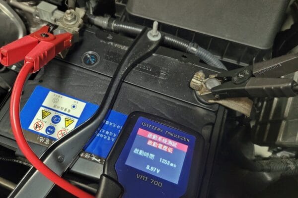 12′ 白 RAV4 更換電瓶