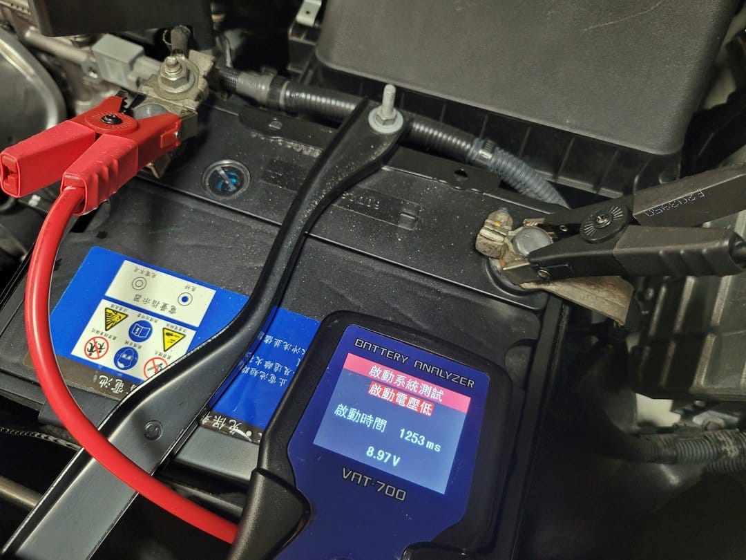 12' 白 RAV4 更換電瓶