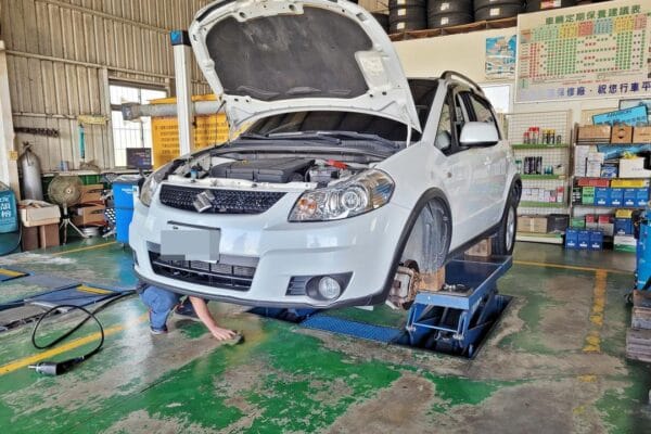 11′ 白 Suzuki SX4 換輪胎兩條