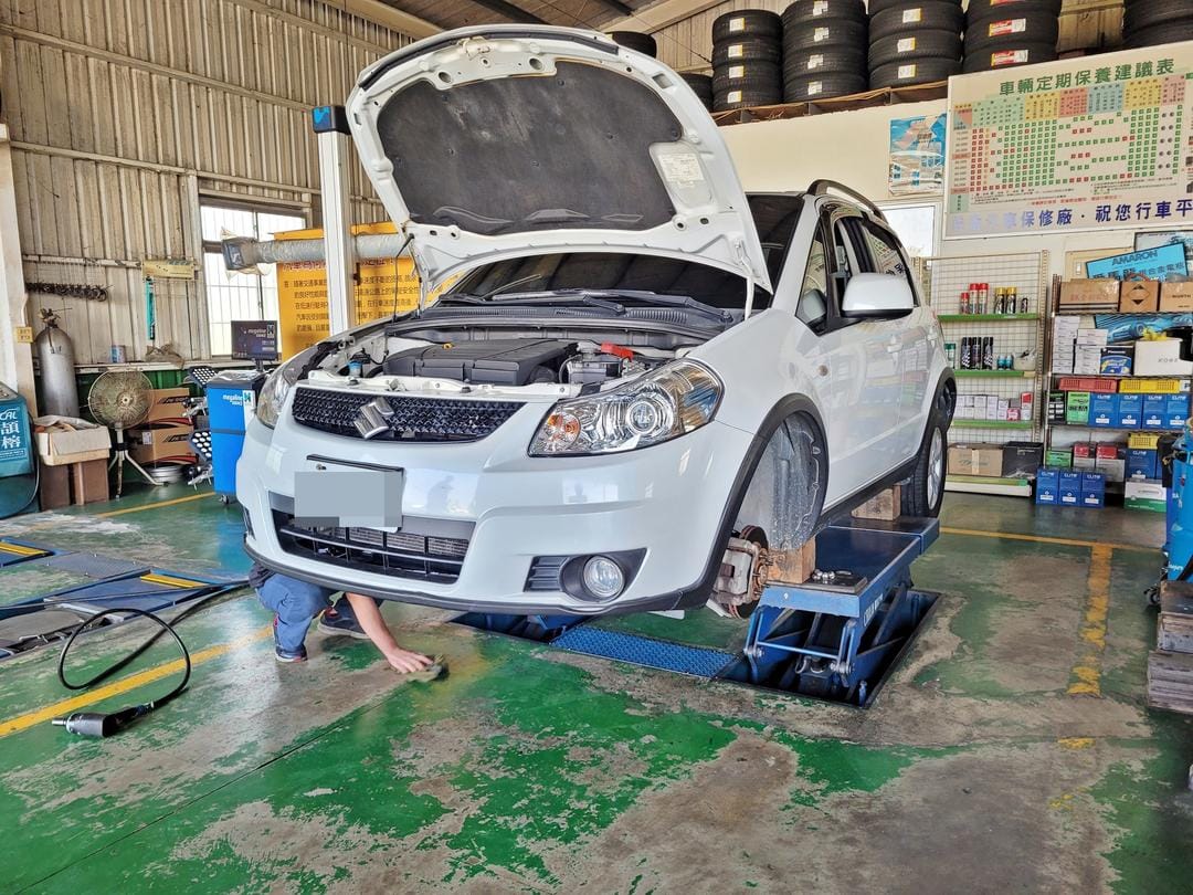 11' 白 Suzuki SX4 換輪胎兩條