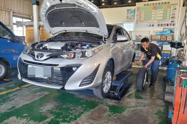 19′ 銀 Yaris 換輪胎/交車前保養