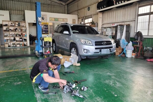 11′ 銀 RAV4 維修方向機柱