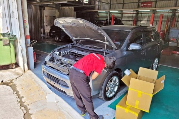 16′ 灰 Mitsubishi Outlander 更換大燈總成