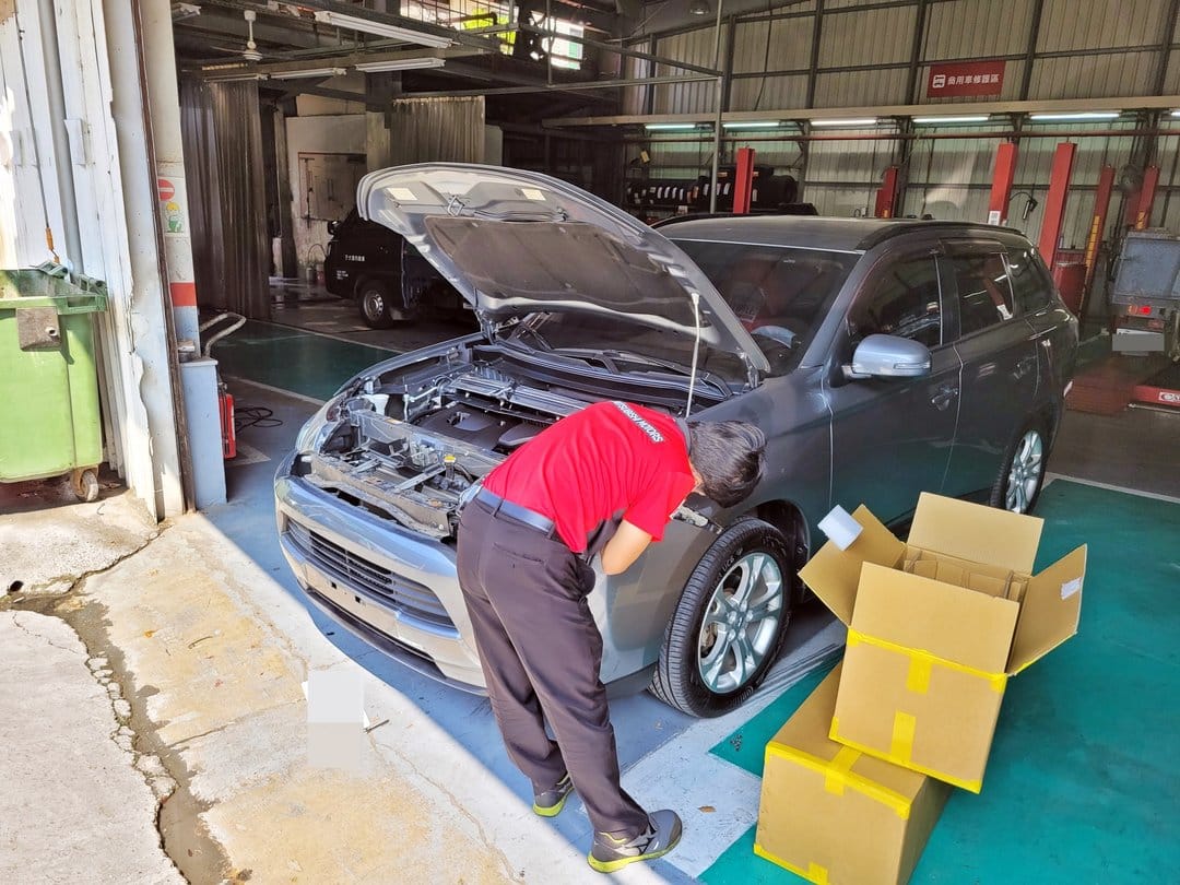 16' 灰 Mitsubishi Outlander 更換大燈總成
