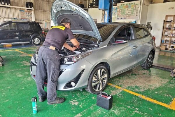 19′ 灰  Toyota Yaris 更換電瓶