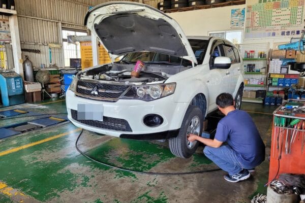 10′ 白 Mitsubishi Outlander 做定保