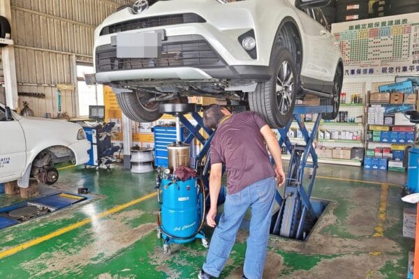 16′ 白 Toyota RAV4 交車前保養