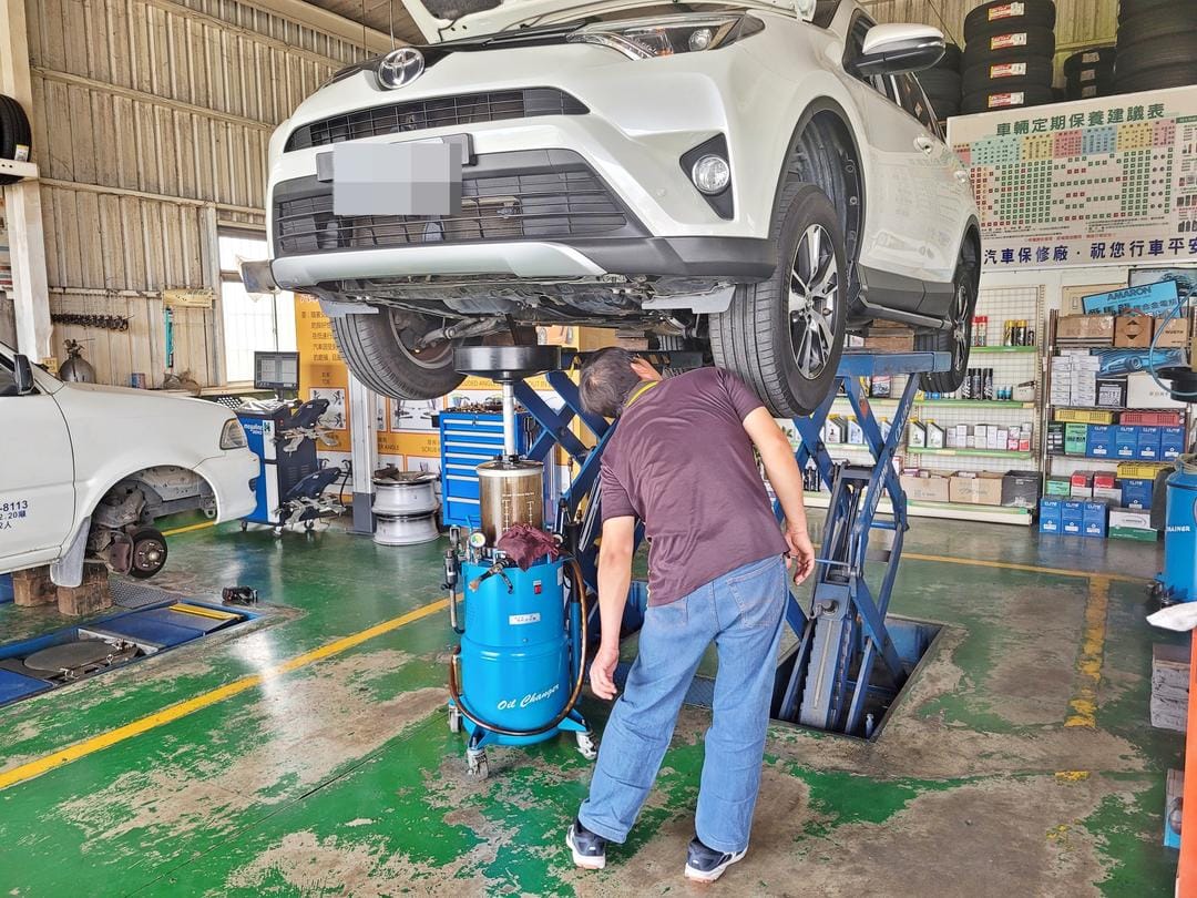 16' 白 Toyota RAV4 交車前保養