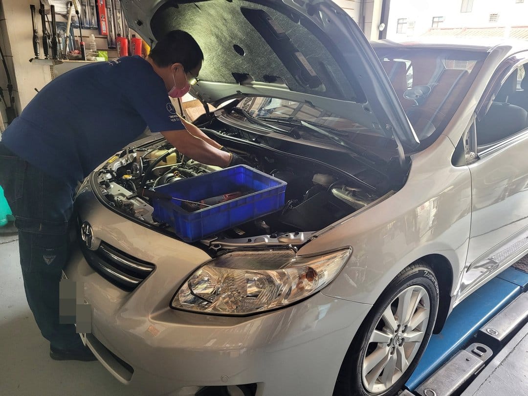 10' 銀 Toyota Altis 更換搖臂蓋墊片