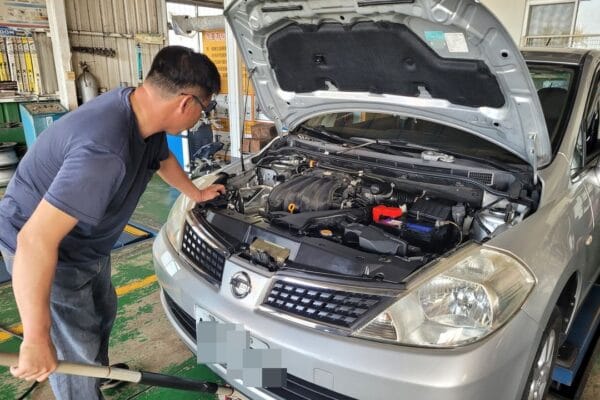 12′ 銀 Nissan Tiida 更換皮帶張力器