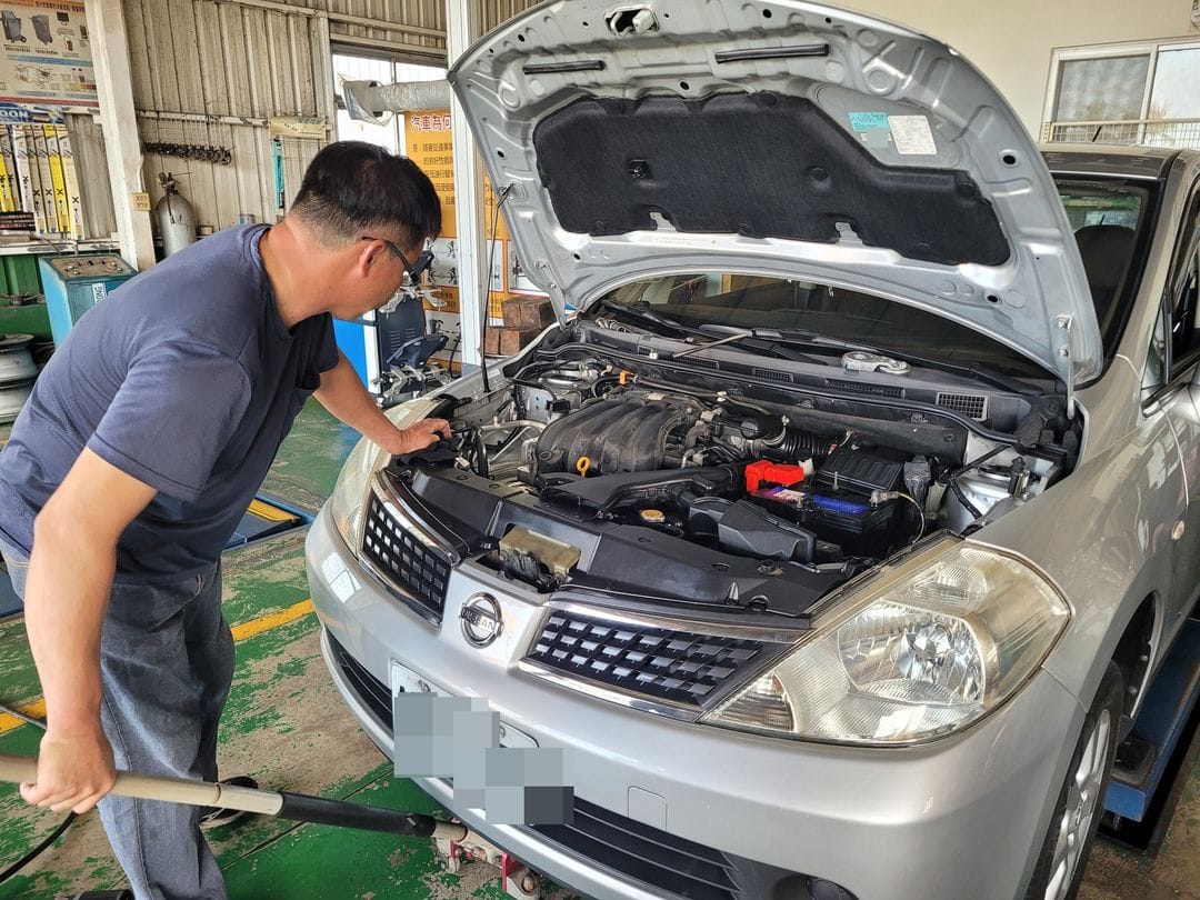 12' 銀 Nissan Tiida 更換皮帶張力器